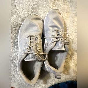 Nike athletic tennis shoe youth size 6 gray